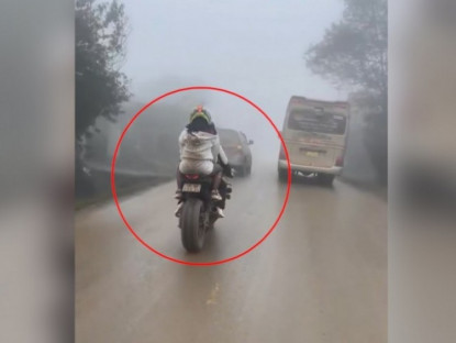 Giao thông - Clip: Cười đau bụng với pha chắn bùn có 1-0-2 cho người yêu trên xe mô tô