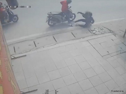 Giao thông - Clip: Phẫn nộ thanh niên đi xe máy đâm ngã người phụ nữ rồi thản nhiên rời đi