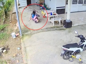 Clip: Giây phút kinh hãi khi bé gái thử xe máy điện và cái kết thót tim