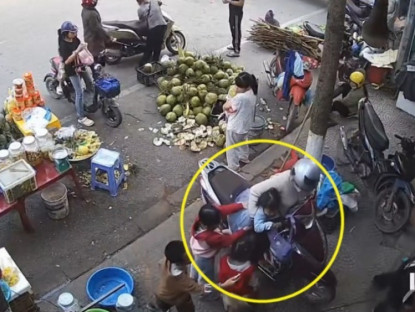 Giao thông - Clip: Bé xuống xe vô tình vặn tay ga, khiến hai mẹ con lao thẳng vào trong nhà