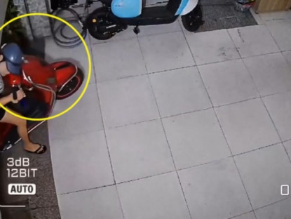 Giao thông - Clip: Pha dắt xe &quot;cồng kềnh&quot;, cô gái bị cửa cuốn kẹp cổ đầy nguy hiểm