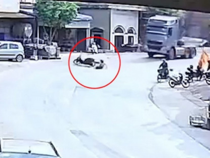 Giao thông - Clip: Người đàn ông có pha xử lý &quot;cực ngầu&quot; thoát chui gầm ô tô trong gang tấc