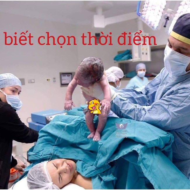 Khoảnh khắc thú vị của em bé sơ sinh vừa chào đời đã có hành động cưng xỉu - 2