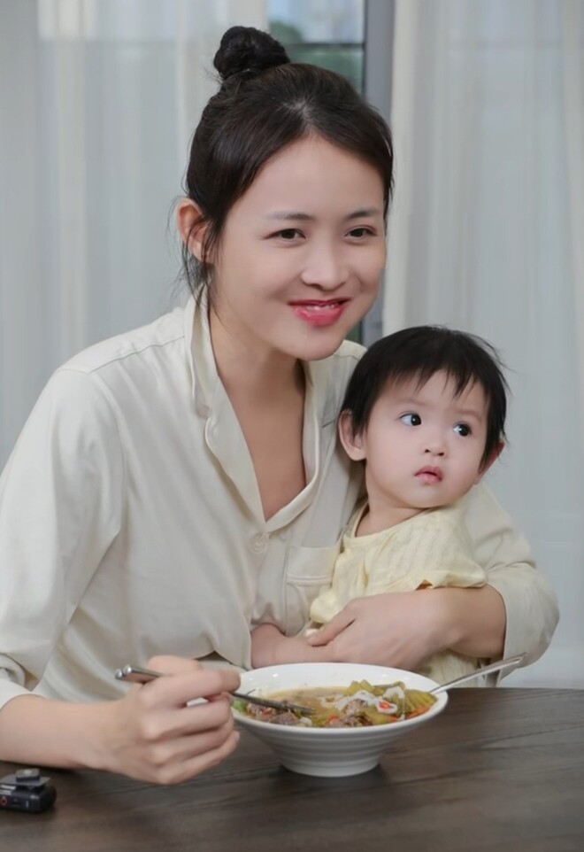 Chồng Trương Mỹ Nhân làm bố 2 con đảm đang, nấu bún lạ miệng cho vợ ăn còn nói câu ngọt lịm - 12