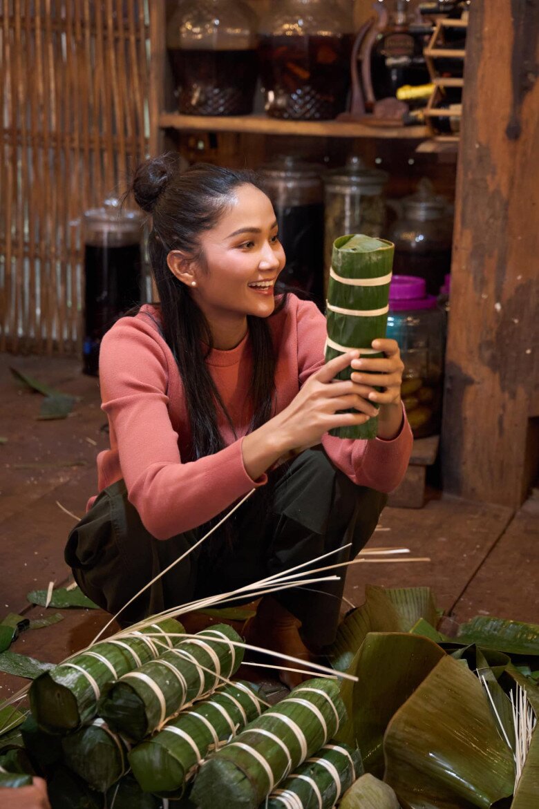 Nhà &#34;Hoa hậu nghèo nhất Việt Nam&#34; gói 400 đòn bánh tét, hết 2 tạ gạo, 25kg thịt - 4