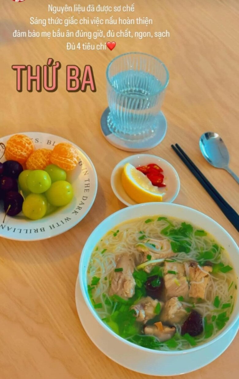 MC Mai Ngọc mang bầu được mẹ ruột bồi bổ tận giường, giúp việc nấu nhiều bữa ăn ngon - 6