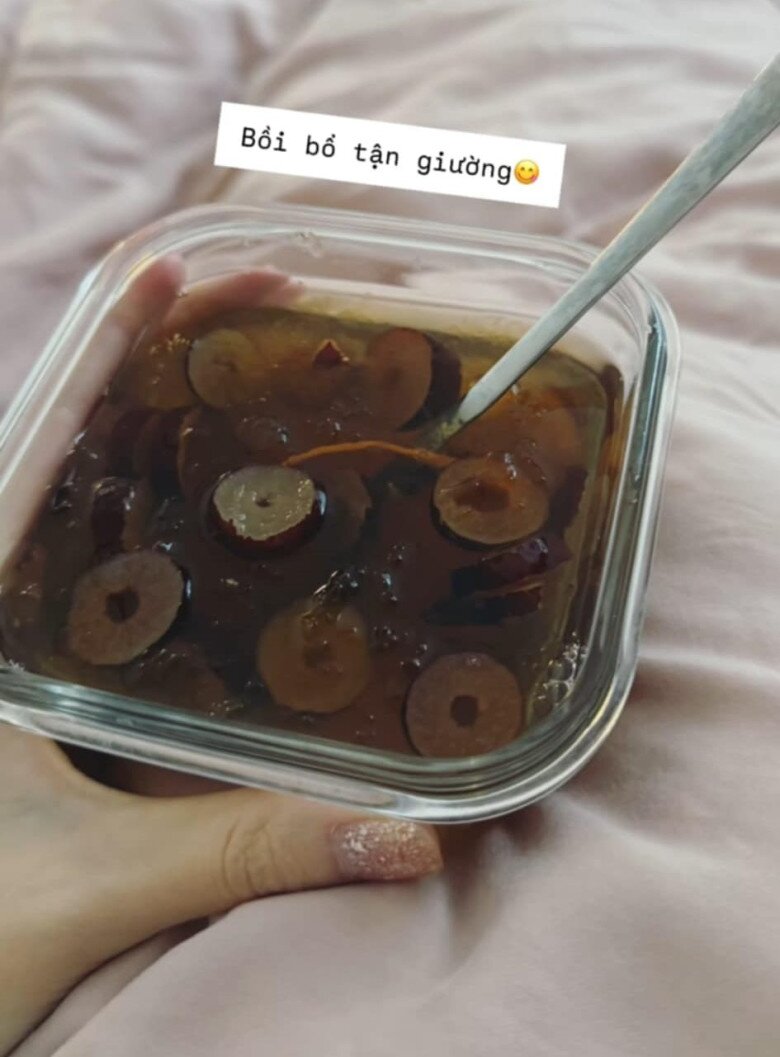 MC Mai Ngọc mang bầu được mẹ ruột bồi bổ tận giường, giúp việc nấu nhiều bữa ăn ngon - 3