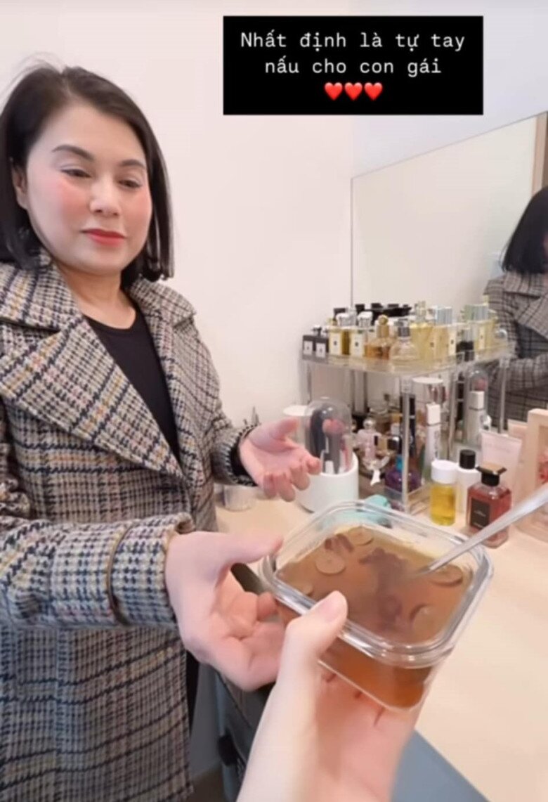MC Mai Ngọc mang bầu được mẹ ruột bồi bổ tận giường, giúp việc nấu nhiều bữa ăn ngon - 2