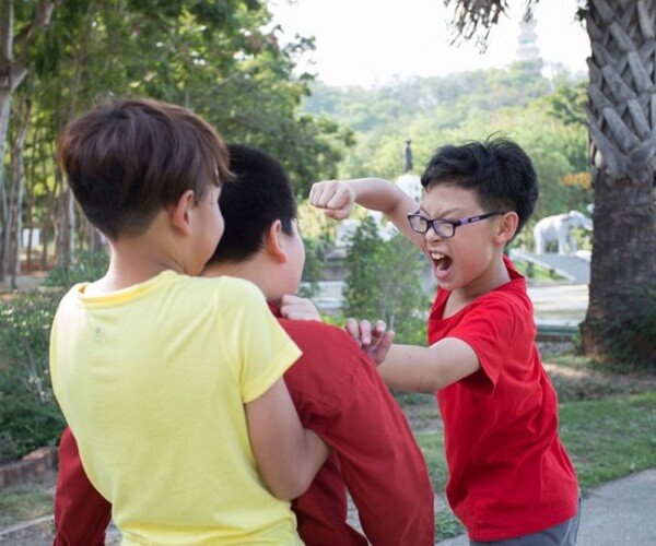 &#34;Bạn ở lớp yêu cầu cả lớp không chơi với con&#34;, cách bố mẹ trả lời sẽ cứu cả cuộc đời con - 1