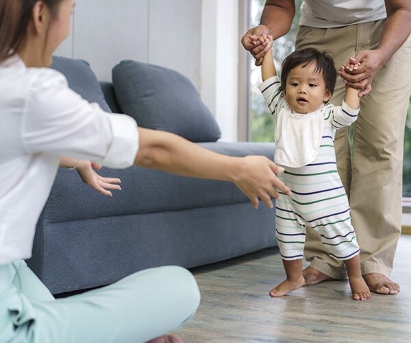 Trẻ biết đi càng sớm càng thông minh? Chuyên gia nói trẻ làm được điều này mới có thể làm tăng IQ - 1