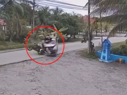 Giao thông - Clip: Kinh hoàng xe máy đâm ô tô, người đàn ông bay thẳng xuống kênh mương