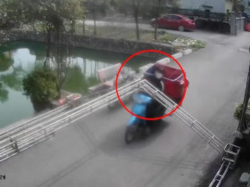 Clip: Mải nhìn điện thoại, shipper lao thẳng vào khung rạp giữa đường