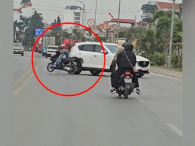 Clip: Vừa đi vừa đánh võng, thanh niên nhận cái kết ngã sõng soài