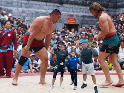 Thể thao - Hiếu "Khổng lồ", Hồng Sơn, Hòa "Bưởi" khuấy đảo hội làng: Vật truyền thống bùng nổ