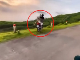 Clip: Dở khóc dở cười hai thanh niên bốc đầu xe, lao thẳng xuống “đồng cỏ xanh”