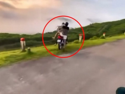 Giao thông - Clip: Dở khóc dở cười hai thanh niên bốc đầu xe, lao thẳng xuống “đồng cỏ xanh”