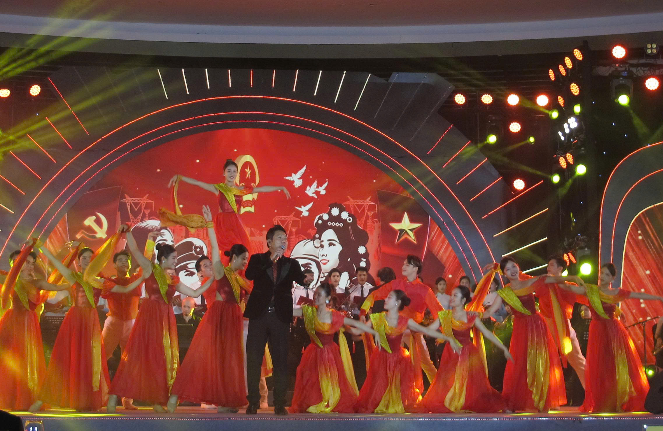 “Nguyện vì dân” - Khúc chính ca từ chiếc huy hiệu đỏ thắm - 4