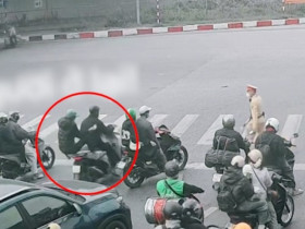 Clip: Xe đi người ở lại, thanh niên vít ga bỏ bạn ngã dập mông giữa đường