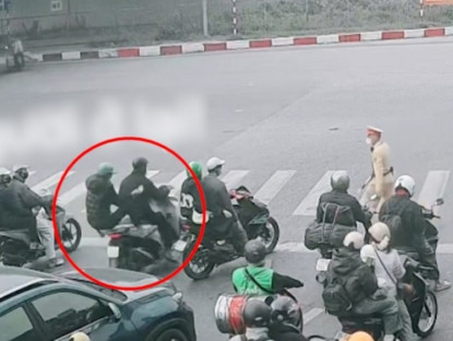 Giao thông - Clip: Xe đi người ở lại, thanh niên vít ga bỏ bạn ngã dập mông giữa đường