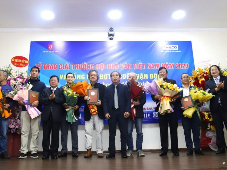 Chính sách khuyến khích phát triển văn học