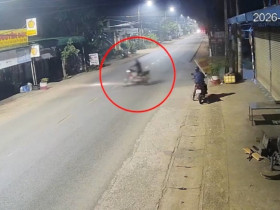 Clip: Hết hồn vừa vít ga, người đàn ông lao thẳng xe máy vào nhà dân bên đường