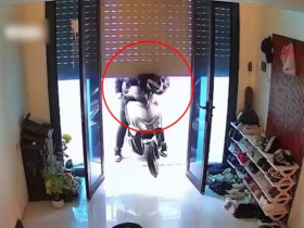 Clip: Thanh niên dắt xe ra khỏi nhà khi cửa cuốn đang đóng & cái kết khó đỡ