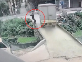 Clip: “Dở khóc dở cười” người đàn ông đi bộ trên cầu bị xe tải húc rơi xuống mương