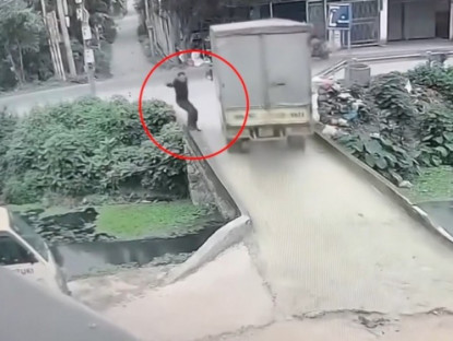 Giao thông - Clip: “Dở khóc dở cười” người đàn ông đi bộ trên cầu bị xe tải húc rơi xuống mương