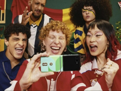 Công nghệ - Fan bóng đá mê mẩn trước Motorla Razr 60 FIFA World Cup 26 đặc biệt