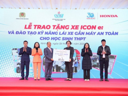 Thông tin doanh nghiệp - Honda Việt Nam trao tặng 408 xe Honda ICON e: cho học sinh Trung học phổ thông toàn quốc