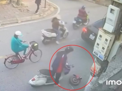 Giao thông - Clip: Lắc nhẹ tay lái, nữ sinh bàng hoàng khi bánh trước xe điện rơi ra giữa đường