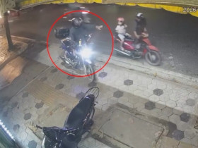 Clip: Ấm lòng khoảnh khắc hai bố con dắt xe hết xăng được người đi đường giúp đỡ