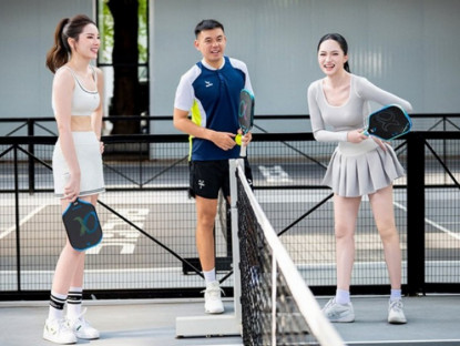 Thể thao - Lý Hoàng Nam một mình chấp 2 hoa hậu, đánh pickleball bằng tay không thuận