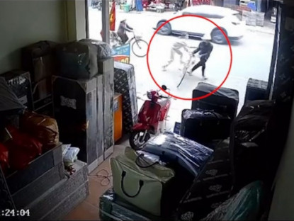 Giao thông - Clip: Đi cướp tiệm vàng bằng xe đạp, màn tẩu thoát khiến nhiều người ngỡ ngàng