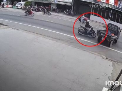 Giao thông - Clip: Phóng xe như tên bắn, thanh niên nằm gọn trong thùng ô tô