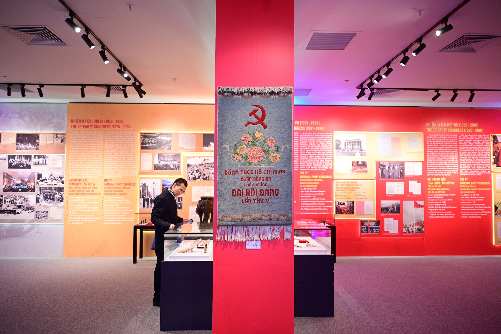 Giới thiệu hơn 200 tài liệu, hình ảnh, hiện vật quý giá tại triển lãm “Đảng Cộng sản Việt Nam - Từ Đại hội đến Đại hội” - 2