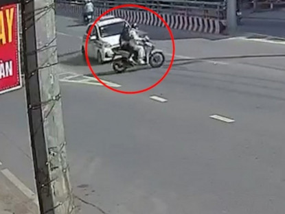 Giao thông - Clip: Sang đường như chỗ không người, 2 cô gái bị ô tô đâm ngã sõng soài