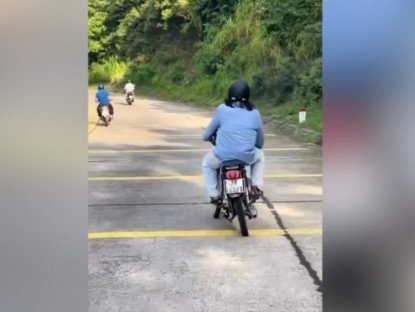 Giao thông - Clip: Xe máy lệch bánh chéo khung vẫn bon bon trên đường