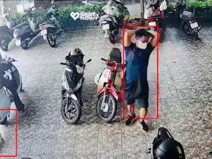 Giao thông - Clip: Cô gái lùi xe làm đổ bình rượu quý khiến người đàn ông "vò đầu bứt tai"