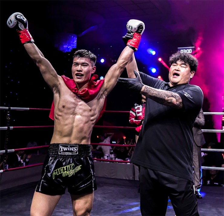 Kiều Duy Quân thắng kịch tính cao thủ Trung Quốc, giành đai vô địch kickboxing chuyên nghiệp - 1