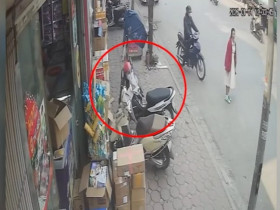 Clip: Hai tên trộm xe máy ra tay giữa ban ngày trước mặt cô gái mà không biết
