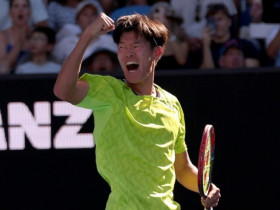 Sinh viên đại học thắng sốc ở Australian Open, vì sao bị cấm nhận 2,6 tỷ đồng?