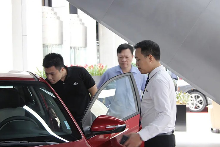 Tồn kho lớn, nhiều mẫu ô tô giảm giá hàng chục đến hàng trăm triệu đồng - 1