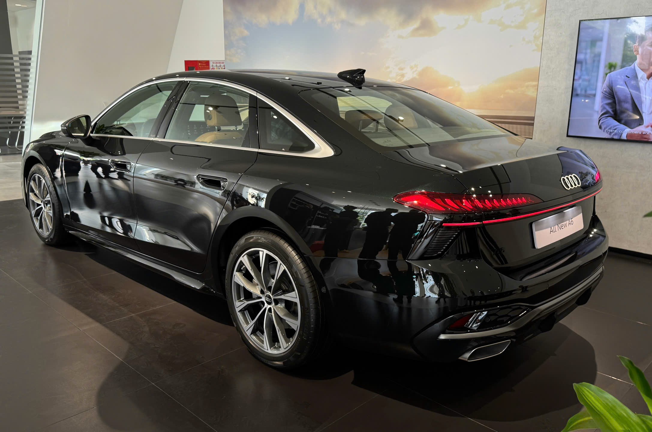 Cận cảnh Audi A6 bản thương mại vừa có mặt tại Việt Nam - 2