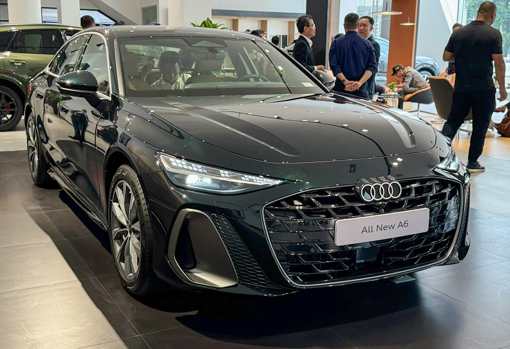 Cận cảnh Audi A6 bản thương mại vừa có mặt tại Việt Nam - 1