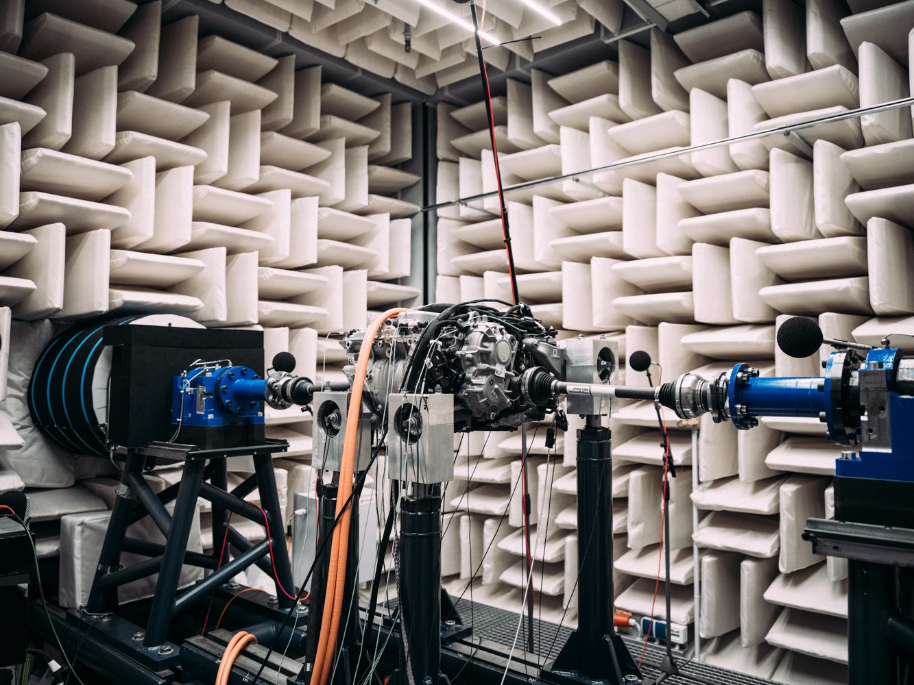 BMW M eDrive thuần điện mới chạy thử trên đường tuyết - 4