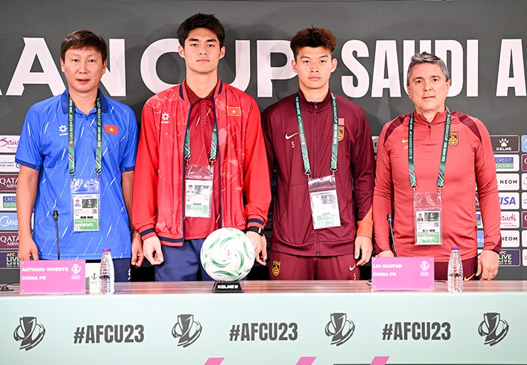 "Người nhện" U23 Trung Kiên đấu Li Hao đáng xem nhất, thầy Kim được ví như Harry Potter - 1