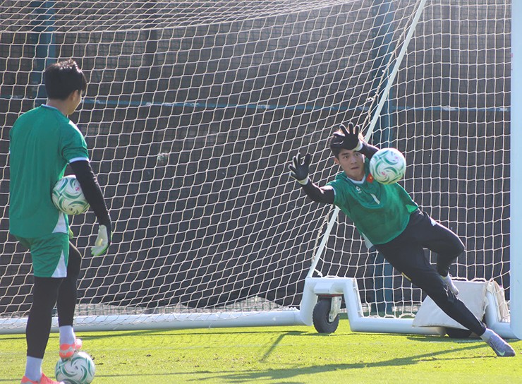 "Người nhện" U23 Trung Kiên đấu Li Hao đáng xem nhất, thầy Kim được ví như Harry Potter - 10