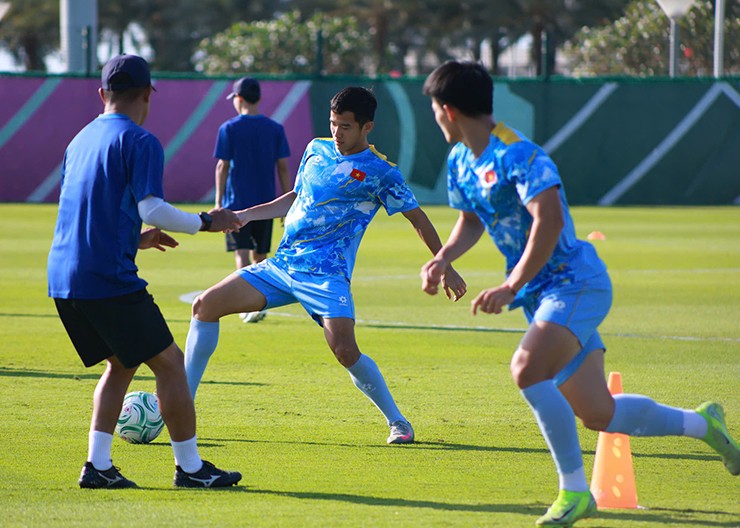 "Người nhện" U23 Trung Kiên đấu Li Hao đáng xem nhất, thầy Kim được ví như Harry Potter - 4