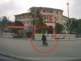 Clip: Ôm cua vít ga quá đà, thanh niên lao thẳng xe máy lên vỉa hè